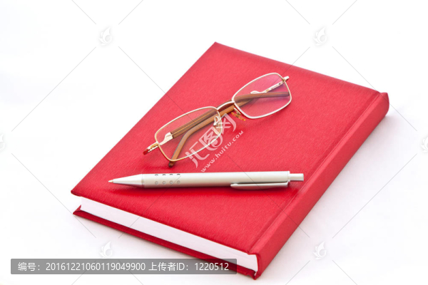 眼鏡和紅書上的鋼筆