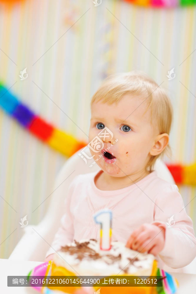 驚喜寶寶吃第一生日蛋糕