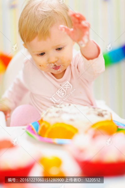 吃涂抹嬰兒與生日蛋糕樂趣