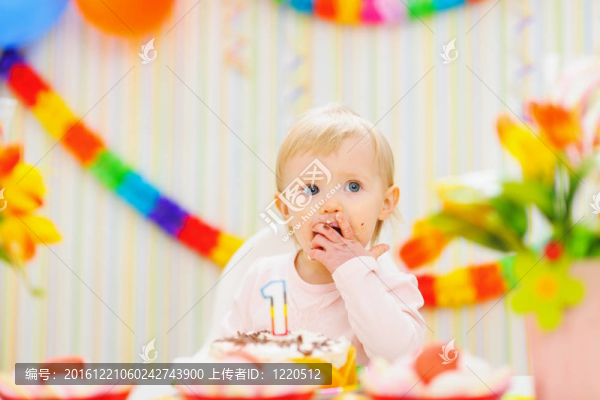 小孩吃第一個生日蛋糕