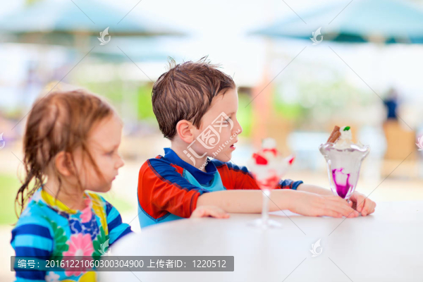 孩子吃冰淇淋