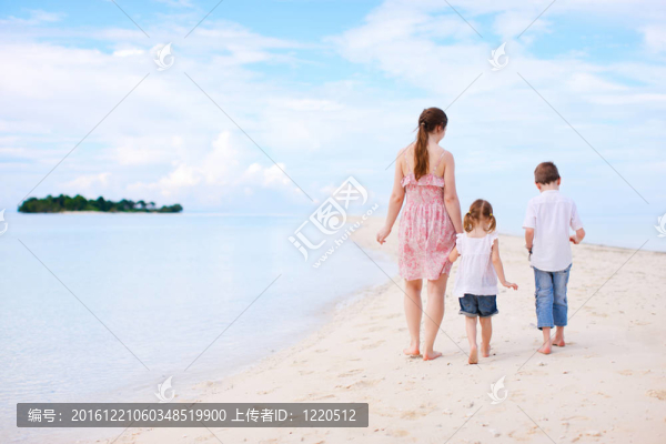 海灘上的媽媽和兩個孩子