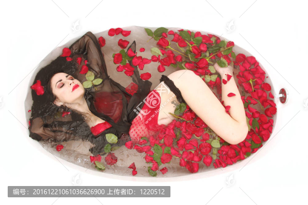 浴缸里滿是鮮花的女人