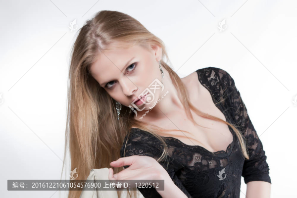 穿著灰色夾克的漂亮女孩