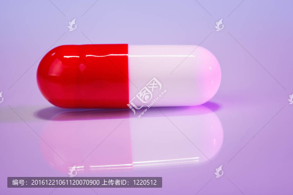 紫紅色和白色藥丸（膠囊）；宏觀視圖