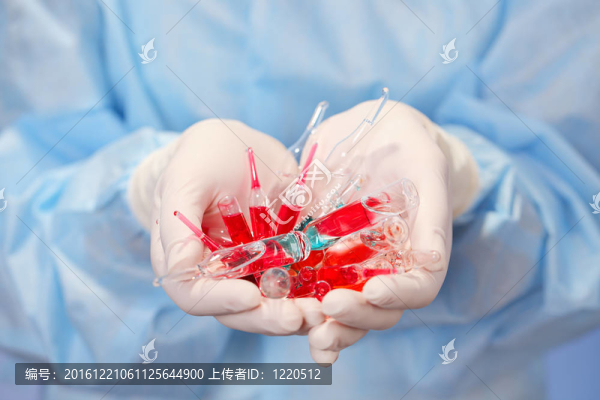 醫(yī)用安瓿在醫(yī)生的手套的手；放大圖
