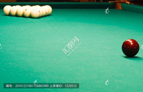 帶球的俄羅斯臺(tái)球桌
