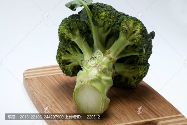 在白色背景上砧板花椰菜