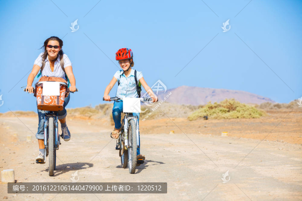 在他們的自行車上遠(yuǎn)足的家庭