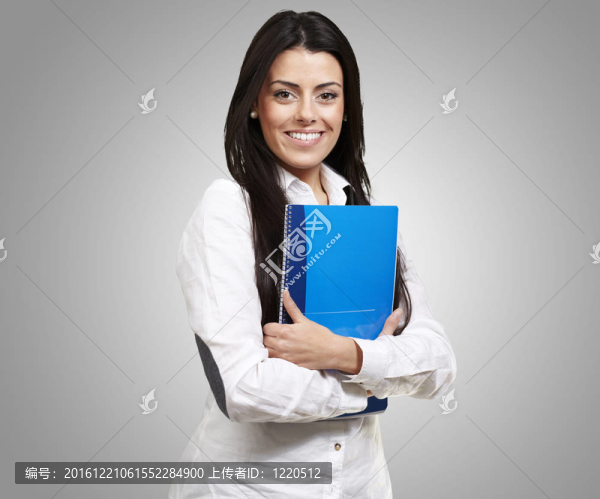 拿著筆記本的女人