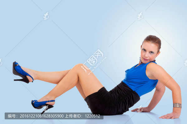 美麗而快樂的中年婦女；地板上；攝影棚