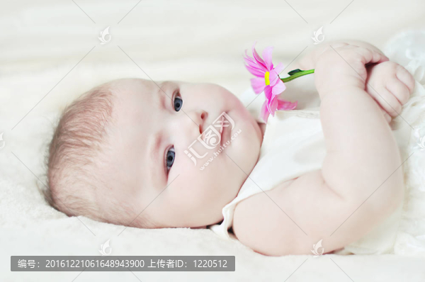 帶花的嬰兒