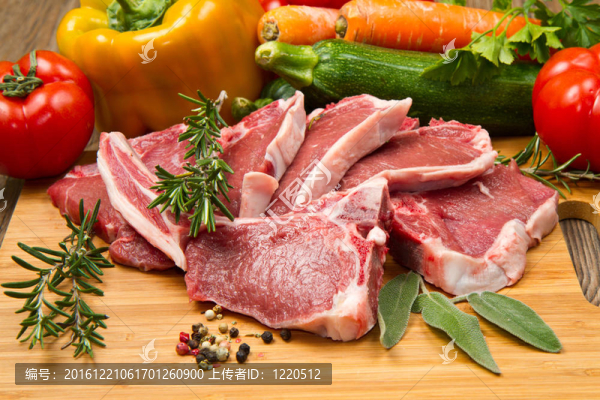 羔羊肉片和蔬菜