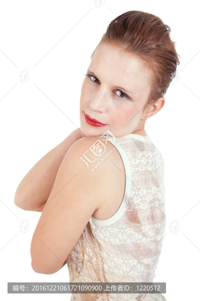 美麗而快樂的中年婦女；看相機；白色背景的孤立；攝影棚