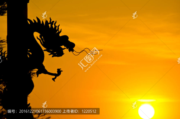 龍雕像剪影。