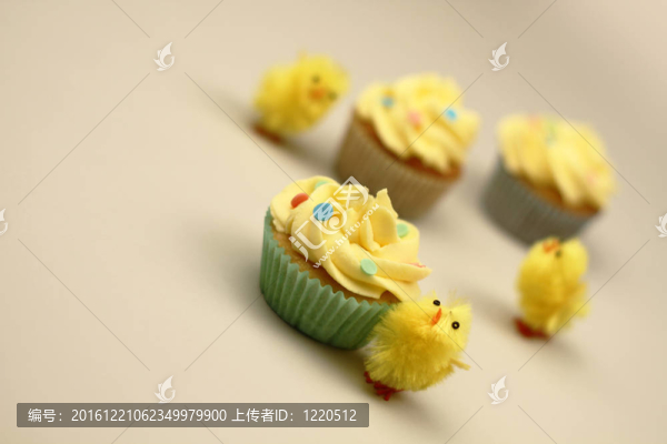 復(fù)活節(jié)小雞和蛋糕