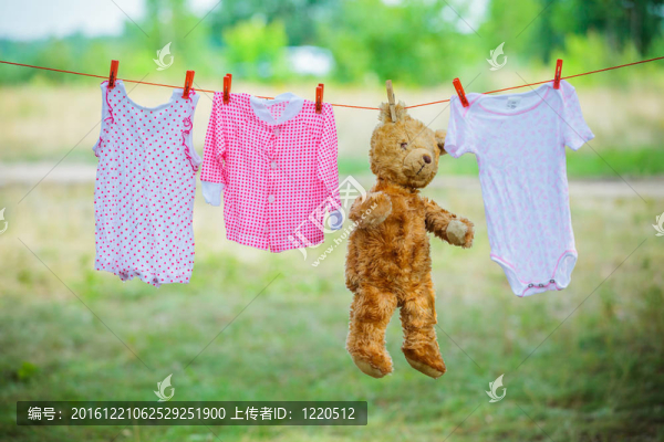 衣服在晾衣繩上一只泰迪熊