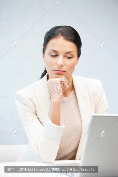 憂郁的女人與筆記本電腦