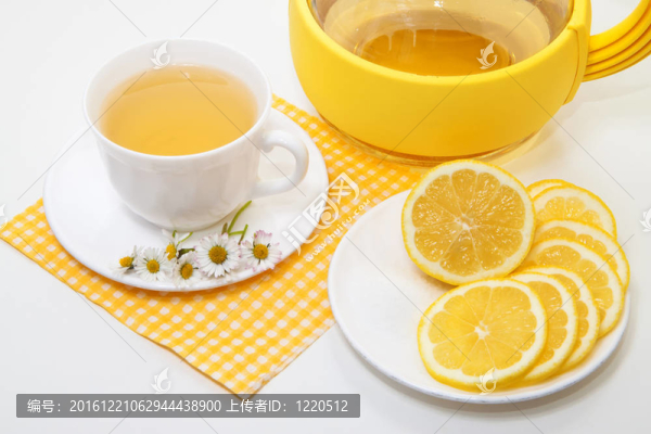 檸檬和黃玫瑰在白色背景上的茶
