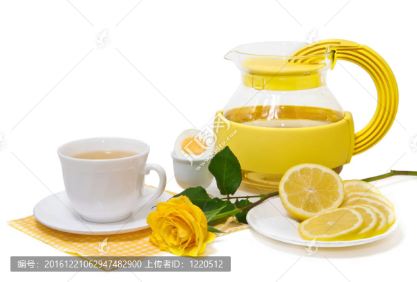 檸檬和黃玫瑰在白色背景上的茶