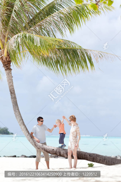 海灘上的家庭