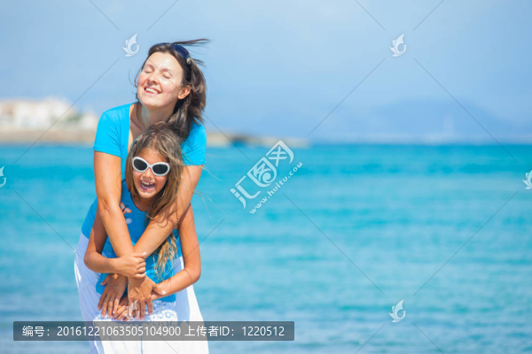 母親和女兒在海灘上玩得很開心