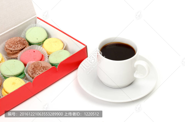 豐富多彩的蛋白杏仁甜餅和一杯咖啡