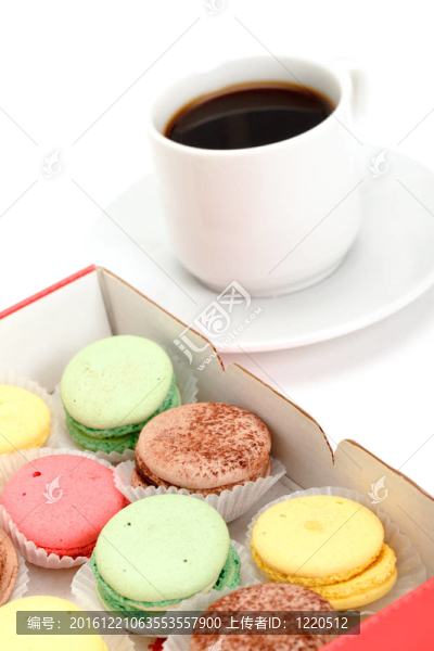 豐富多彩的蛋白杏仁甜餅和一杯咖啡