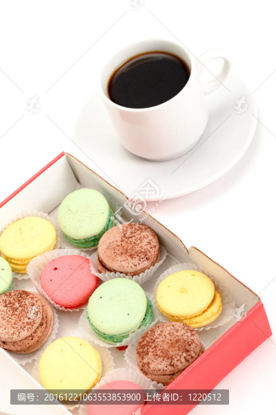 豐富多彩的蛋白杏仁甜餅和一杯咖啡