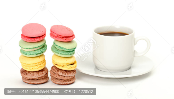 豐富多彩的蛋白杏仁甜餅和一杯咖啡