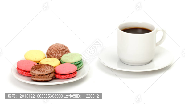 豐富多彩的蛋白杏仁甜餅和一杯咖啡