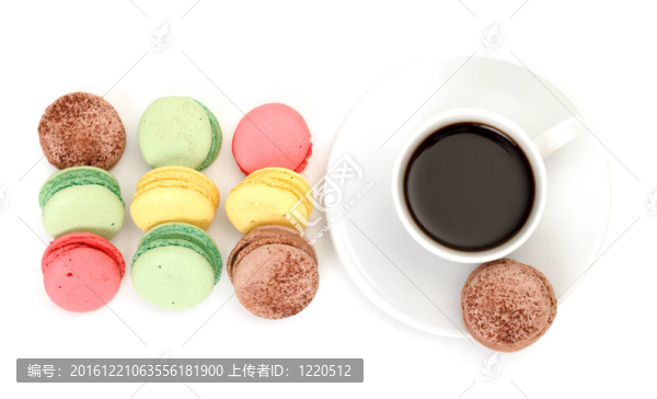 豐富多彩的蛋白杏仁甜餅和一杯咖啡