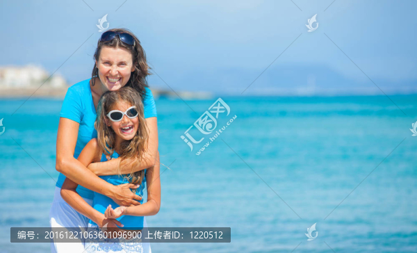 母親和女兒在海灘上玩得很開心