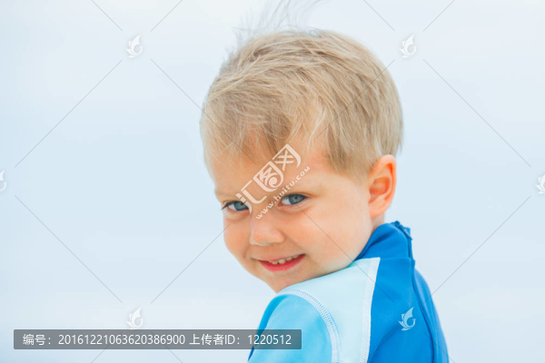 男孩在海灘度假