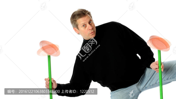 多任務由一個男人雜耍旋轉(zhuǎn)板