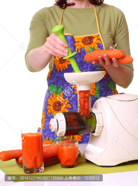 女人準(zhǔn)備榨汁機(jī)和carrot