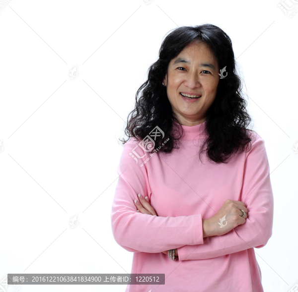 一個美麗的亞洲女人快樂地笑