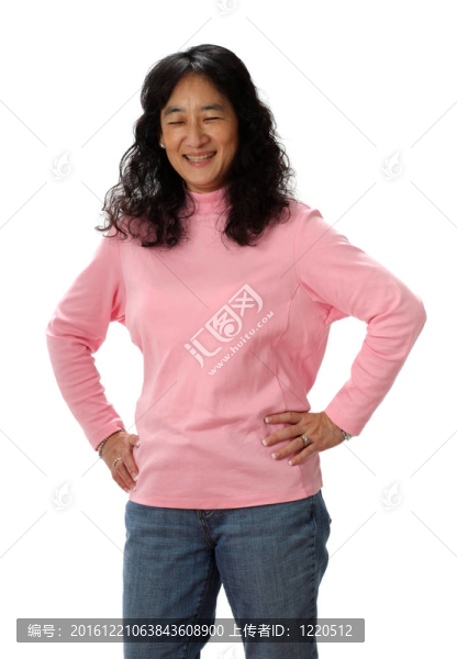 一位美麗的成熟的亞洲女士閉著眼睛高興地笑著