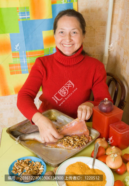 女人是餡紅魚(yú)