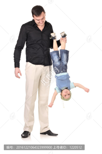 男人抱著小男孩倒立