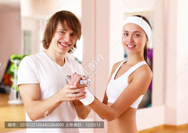 年輕女子在健身房做運動