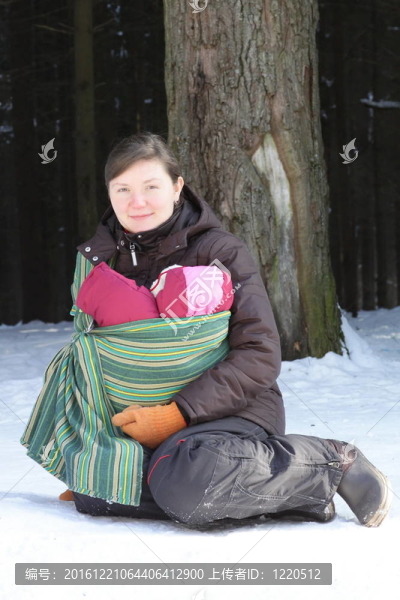 坐在懷里抱著新生嬰兒的嬰兒