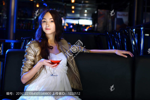 夜總會(huì)里有魅力的女人喝一杯