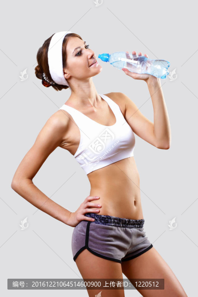 穿運動服的年輕漂亮女人