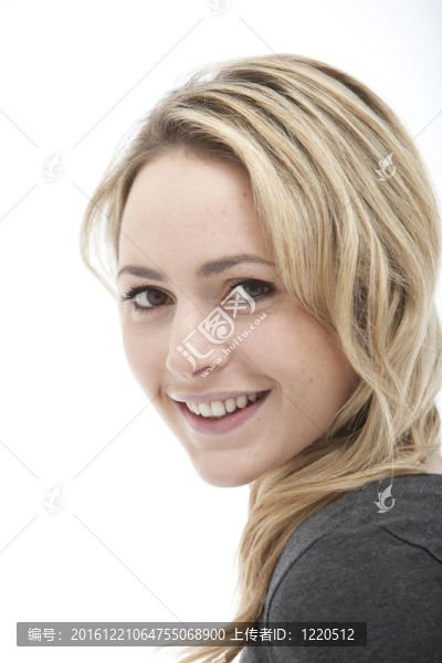 迷人的微笑的金發(fā)女郎