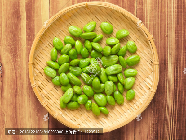 靠近一個籃子臭豆