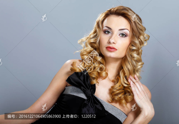 穿黑頭發(fā)的年輕女子