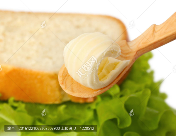 在面包上涂黃油的勺子