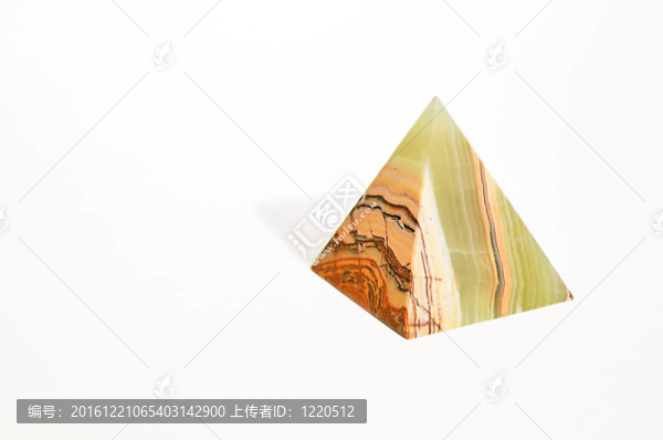 用瑪瑙金字塔