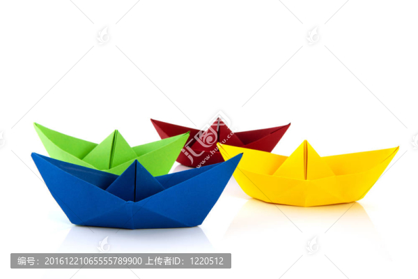 五顏六色的紙船